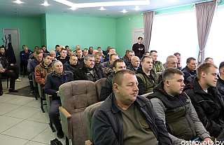 О чём шла речь на встрече председателя райисполкома Сергея Медзвецкаса с водителями и механизаторами КСУП «Гудогай»