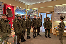 Личный состав 1146 гвардейского зенитного ракетного полка посетил комнату боевой славы 116 штурмовой авиационной базы