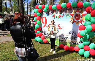 Креативные «победные» фотозоны раскинулись в городском сквере