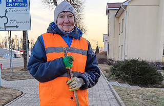 Отличного дня желает горожанам уборщик территорий Ромуальда Дарашкевич 