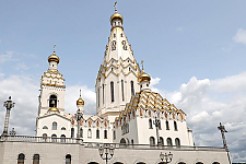 Православные верующие празднуют Преображение Господне