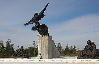 Бойцы студотрядов благоустраивают мемориалы воинам и жертвам ВОВ в Гродненской области