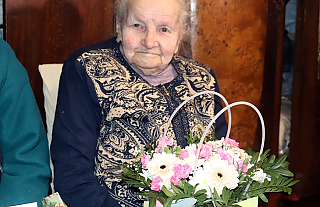 Стогадовая жыхарка Астравеччыны Ганна Ракоўская атрымала пашпарт