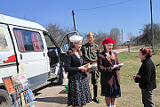 «Франтавы» аўтобус бібліятэкі курсіраваў па аддаленых вёсках Астравеччыны напярэдадні Дня Перамогі