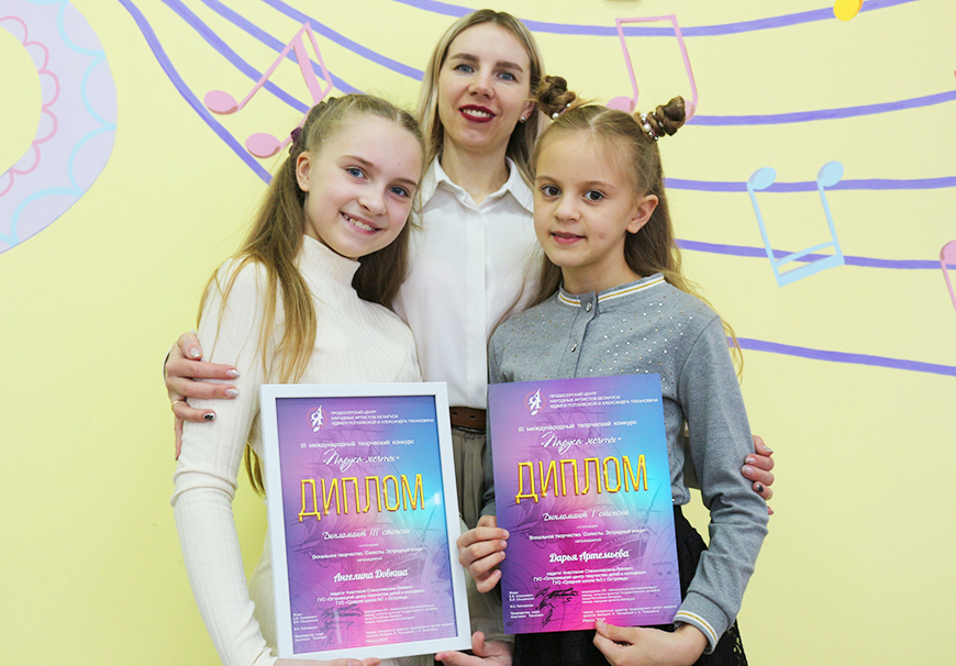 Ангеліна і Даря з педагогам Анастасія Ляховіч.jpg