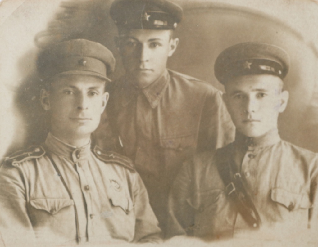 Піліп Саламашанка з сябрамі па службе. 14 жніўня 1943 года. Навачэркаск.jpg