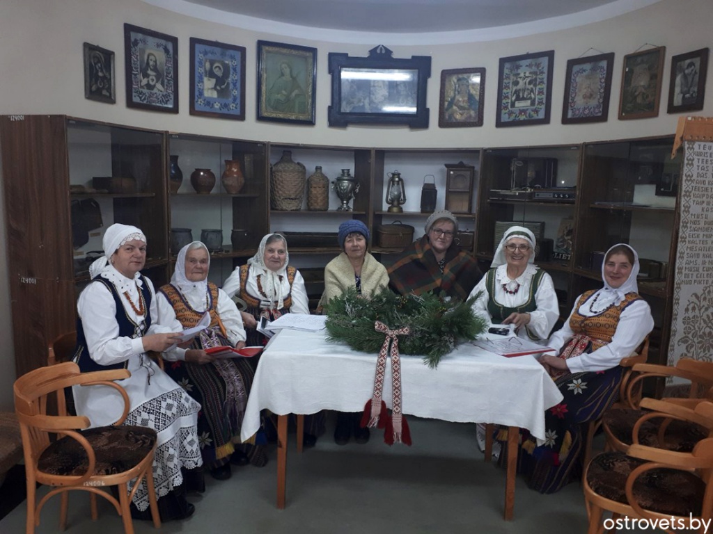 Фальклорны гурт Жыльвіціс. Першая злева Ганна Шармукшнене другая злева Марыя Мажэйка.jpg