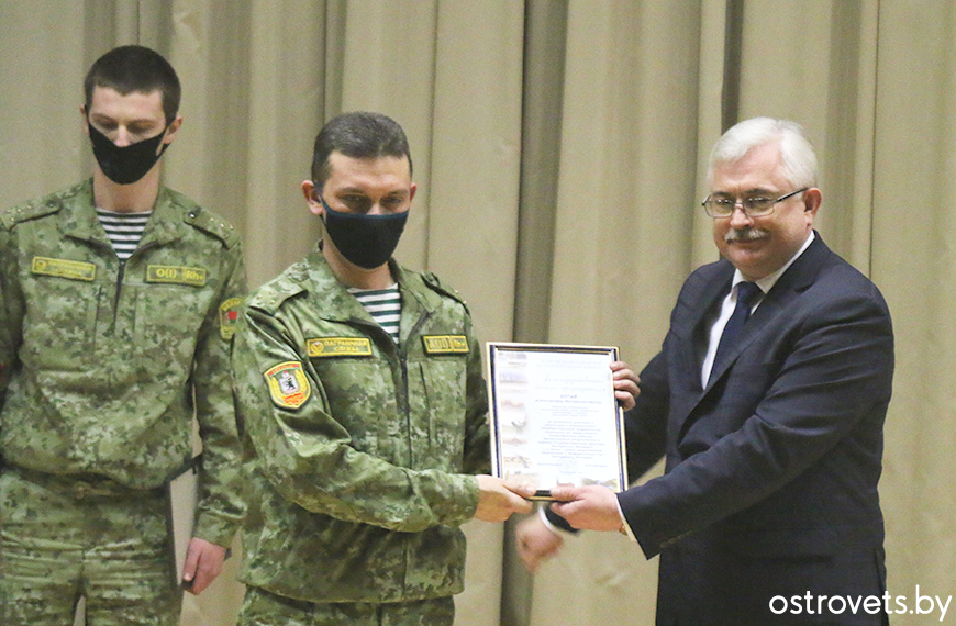 Падзячнае пісьмо старшыні ўручае Аляксандру Бугаю Ігар Шалудзін.jpg