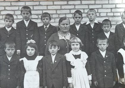 Вучні Косцевічскай пачатковай школы з настаўніцай Нінай Аляксандраўнай Памецька