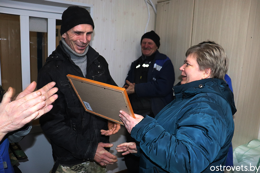 Пуцёўку Юрыю Паршутовічу ўручае Ганна Налівайка