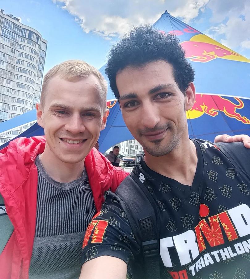 На фото: Сергей Широков с египетским бегуном Тахой Элрифаем перед стартом.