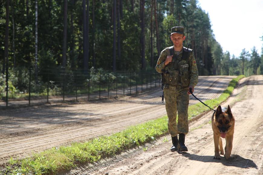 На охране границы военнослужащий Сморгонской пограничной группы